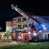 Feuerwehrleute sind am Abend vor dem Heim in Kamen im Einsatz.