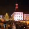Romantisch beleuchtet lockt das Kloster Maria Medingen jedes Jahr zum Adventsmarkt.