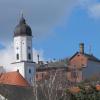 Das alte Brauereigebäude (rechts im Hintergrund) in Obergriesbach soll einer neuen Bebauung weichen. Besucher der Bürgerversammlung wollten wissen, wie es hier weitergeht.