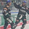 Der Start in erfolgreichen Eishockey-Abend: Torschütze Matt Puempel (links) jubelt zusammen mit Verteidiger Maximilian renner über den ersten AEV-Treffer.