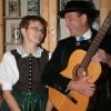 Siegfried und Gisela Bradl leiten seit 25 Jahren die Bairische Singstund’ in Kleinberghofen an. 	