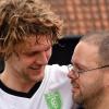 Vergangenen Sommer verabschiedete sich Christoph Schnelle (links bei der Umarmung von Betreuer Rico Nöldner) aus dem Gundelfinger Landesliga-Team, ein Jahr später feiert der Verteidiger bei der FCG-U23 ein Comeback.