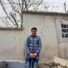 Sardar Dschafari steht im Hof einer kleinen Hilfsorganisation in Kabul, für die er arbeitet. Der 23-Jährige wurde 2019 abgeschoben.