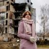 Die 14-jährige Alina steht vor den Trümmern eines Wohnblocks in ihrer Heimatstadt Borodjanka.