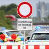 Die Polizei will die Lage in Augsburg auch durch Straßensperrungen ruhig halten.