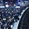 Viel los am Hamburger Hauptbahnhof nach Ende des Warnstreiks. Für das restliche Wochenende müssen sich Fahrgäste auf volle Züge einstellen.