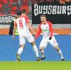 Augsburgs Rani Khedira (li.) feiert zusammen mit dem FCA-Torschützen Alfred Finnbogason das 1:0.