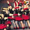 Show in Rot-Schwarz: die Tänzerinnen von „Secrets