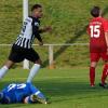 Zwei Tore für Gast Meitingen erzielte und bejubelte Denis Buja (Mitte) beim 3:1-Derbysieg auf dem Judenberg. Am Boden Wertingens geschlagener Keeper Sandro Scherl, rechts sein Mitspieler Marcel Gebauer.