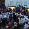 Großer Andrang herrschte am Donnerstag auf dem Rathausplatz in Rennertshofen, wo der Nikolaus an die Kinder Geschenke verteilte.  	