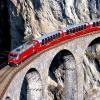 Spektakuläre Bahnstrecke: Der Bernina Express der Rhätischen Bahn fährt durch 55 Tunnel und über fast 196 Brücken.