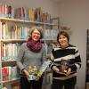 In der Bücherei Dasing, die zusammen von Gemeinde und Pfarrheim 2018 gestartet wurde, zeigen Marlene Hintermüller (links) und Eva Nagl, die ehrenamtlichen Leiterinnen, ihre Lesetipps.