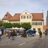 Was gab es da auf dem Altstadtflohmarkt in Nördlingen am Samstag nicht alles zu entdecken: Spielsachen, Kleider, Schuhe, Schmuck, Kunstgegenstände oder Körbe. Gerade am Vormittag war der Flohmarkt sehr gut besucht, die Besucherinnen und Besucher bummelten durch die Straßen. Unser Fotograf Josef Heckl war mit seiner Kamera unterwegs und hat einige Impressionen eingefangen.