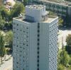 Von einer Dachterrasse dieses Hochhauses in Augsburg haben Jugendliche einen Feuerlöscher geworfen.