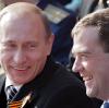 Entsprechend der Verfassung, welche maximal zwei Amtszeiten als Präsident hintereinander vorsieht, gibt Putin 2008 das Amt an Dmitri Medwedew ab. Putin wird Ministerpräsident.