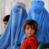 Frauen in Burka: Dieser Schleier verhüllt Körper und Gesicht vollständig, ein Netz vor den Augen ermöglicht das Sehen. Burkas werden vor allem in Afghanistan getragen. 