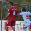 Der Ball ist drin! Clemens Schneider (weißes Trikot) brachte den TSV Neusäß mit dem 1:0 gegen den TSV Möttingen auf die Siegerstraße.