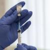 Ein medizinischer Mitarbeiter bereitet eine Spritze mit dem in Russland entwickelten Corona-Impfstoff «Sputnik V» vor.