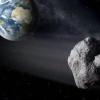 Künstlerische Darstellung eines erdnahen Asteroiden im Vorbeiflug.