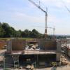 Der Blick über die Schulbaustelle in Richtung Süden mit den in die Höhe wachsenden Rohbauten. Insgesamt sechs Einzelgebäude plus Turnhalle werden errichtet.  