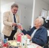Reinhold Dempf, Zweiter Bürgermeister der Stadt Gersthofen (links), gratulierte Max Paul Frost zum 101. Geburtstag, den der gebürtige Bonner mit Kaffee und Kuchen in seiner neuen Heimat Gersthofen feierte.