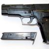 Eine Softairwaffe sieht einer echten Schusswaffe zum Verwechseln ähnlich. Dies löste in Türkheim einen Polizeieinsatz aus. 