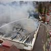 Luftaufnahme - Großbrand in Sonderpostenmarkt: Ein Sonderpostenmarkt in Landsberg ist am Samstagmorgen bei einem Brand vollständig zerstört worden. Über 130 Feuerwehrleute waren im Einsatz. Verletzt wurde niemand.