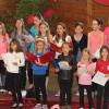 Ein Muttertagskonzert hat die Chorgemeinschaft Rehling zusammen mit dem Kinderchor der Pfarrei veranstaltet. Die 28 Mädchen und Buben standen ganz unbekümmert auf der Bühne.  	