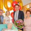 Sie gratulierten Emma Miller zum 100. Geburtstag (von links): Alfred Schneid, Irina Miller, Oberbürgermeister Frank Kunz, Elvira Miller, Anatoli Miller und Swetlana Bovan.  	