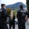 Polizisten überprüfen die Einhaltung der Ausgangsbeschränkungen im Landkreis Berchtesgadener Land.