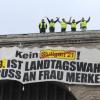 Stuttgart 21-Gegner hissen bei einer Demonstration ein Transparent. dpa 