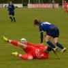 Harte Landung: Die Wehringer Fußballerinnen (rote Trikots mussten sich im Derby der Bezirksoberliga gegen Königsbrunn knapp mit 0:1 geschlagen geben. 	