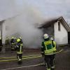 Helfer mehrerer Feuerwehren haben eine brennende Garage in Zaisertshofen gelöscht.