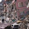 Ein Mann geht Anfang März über die Trümmer eingestürzter Gebäude in Hatay: Die Zahl der Todesopfer in der Türkei ist nach den Erdbeben  nochmals gestiegen.