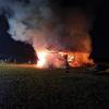 Eine Feldscheune geriet in der Nacht zum Montag in Flammen. Ein Großaufgebot der Feuerwehren rückte an, um den Brand zu löschen.