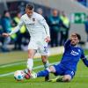 Hoffenheims Florian Grillitsch (r) versucht Heidenheims Adrian Beck vom Ball zu trennen.