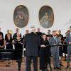 Das Konzert des Vox Humana Ensembles Ulm, unter der Leitung von Christoph Denoix mit dem Calmus Ensemble Leipzig (vorne rechts) und den Pianistinnen Ferhan und Ferzan Önder, begeisterte das Publikum im Kaisersaal. 	 	
