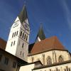 Blauer Himmel über dem Eichstätter Dom. Was Finanzen und Kirchenmitglieder des Bistums angeht, sind die Aussichten gerade aber eher trüb. 	
