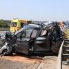 Mit schweren Verletzungen wurde der Fahrer dieses Wagens in ein nahe gelegenes Krankenhaus geflogen. Zuvor war ein Sattelzug am Elchinger Autobahnkreuz in ein Stauende gefahren.   