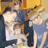 Diplom-Biologin Anika Lustig hatte für die Zuhörer Fledermauspräparate mitgebracht, die vor allem bei den Kindern auf großes Interesse stießen. 