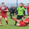 Ausgerutscht war der TSV Wemding (rote Trikots) zuletzt gegen Buchdorf. Spielertrainer Chris Luderschmid wirft den Gästen nun vor, im Vorfeld der Partie das Fair Play mit Füßen getreten zu haben