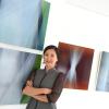 Aus der Tiefe schimmernde Farbflächen und helle Lichtspektren kennzeichnen die Gemälde von Bernadette Jiyong Frank. 	