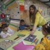 Eine Erzieherin unterrichtet Kinder in einem unterirdischen Kindergarten in der ukrainischen Stadt Charkiw.