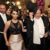 Im rückenfreien Designerkleid begleitet Kim Kardashian Richard «Mörtel» Lugner.