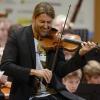 Cool: Star-Geiger David Garrett versetzte sein Publikum beim ersten Galakonzert am Sonntagabend in Verzückung – dass er dabei die Nachwuchs-Musiker des vbw-Festivalorchesters nicht vergaß, machte ihn noch sympathischer. „Flupp“