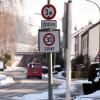 Im Stadtgebiet von Neusäß werden in den kommenden Monaten alle bestehenden Tempo-30-Zonen überprüft, ob sie mit den Regelungen der Straßenverkehrsordnung in Einklang stehen. 