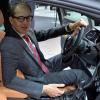 CSU-Verkehrsminister Alexander Dobrindt in einem VW Golf auf der Automesse: zahllose Akten komplett geschwärzt.