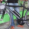 Dieses Rad  ist ein E-Bike, bestehend aus einem normalen Fahrrad, das entsprechend „frisiert“ wurde. Und das, was aussieht wie eine passende Trinkflasche, ist eigentlich der Akku. 