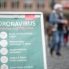 Aufgepasst: Ein Schild informiert Passanten auf dem Hauptmarkt in Nürnberg über die Maskenpflicht und weitere Corona-Verhaltensregeln.