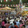 Schon am ersten Abend zog es viele Menschen aus Augsburg und der Region auf Schwabens größtes Volksfest. 